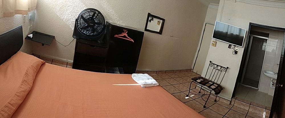 Hotel Plaza Aleman Леон Екстериор снимка