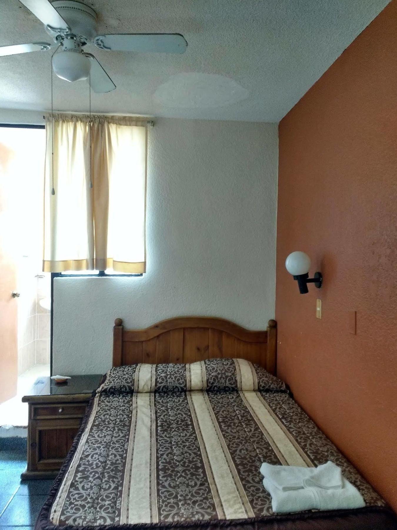 Hotel Plaza Aleman Леон Екстериор снимка
