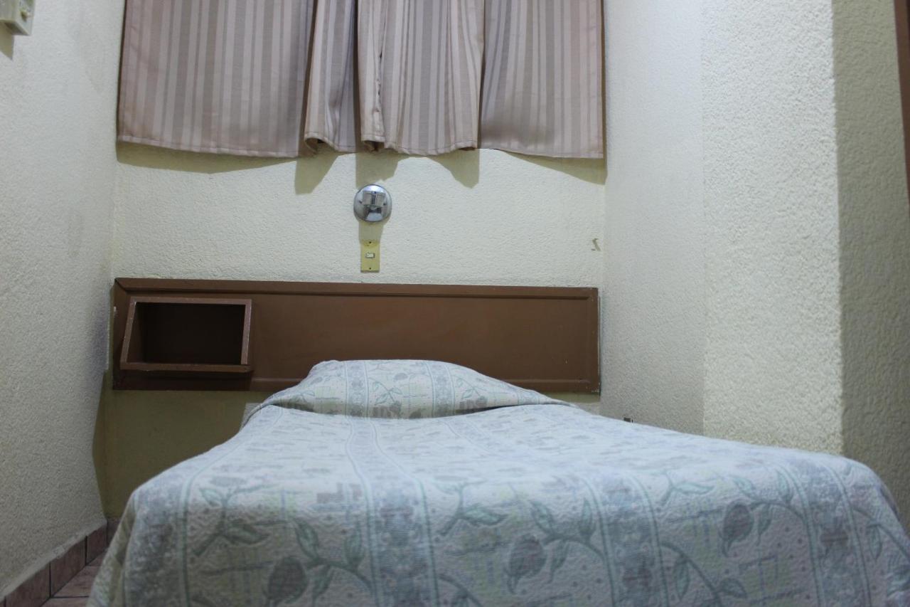 Hotel Plaza Aleman Леон Екстериор снимка